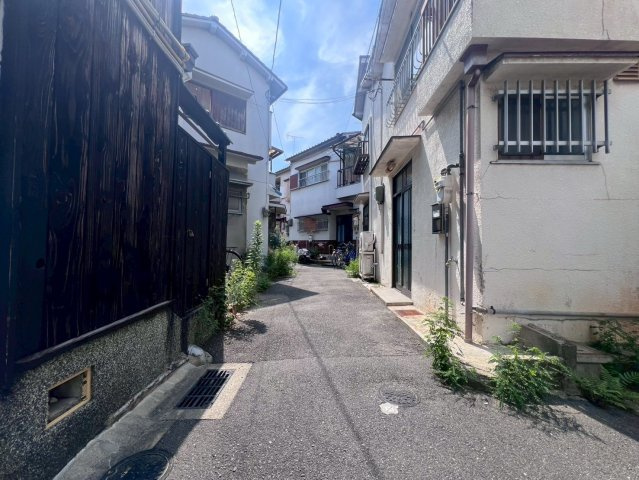 東大阪市吉松2丁目　古家付土地の前面道路含む現地写真|前面道路幅員は2.2ｍです。（再建築時要道路後退）