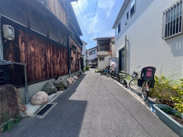 東大阪市吉松2丁目　古家付土地の前面道路含む現地写真|前面道路幅員は2.2ｍです。（再建築時要道路後退）