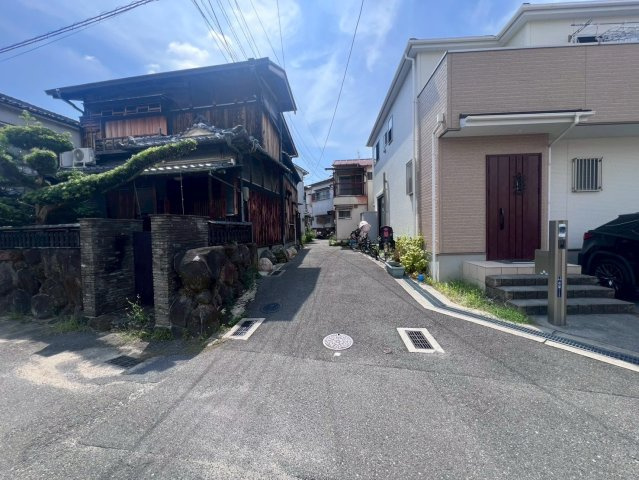 東大阪市吉松2丁目　古家付土地の前面道路含む現地写真|前面道路幅員は2.2ｍです。（再建築時要道路後退）