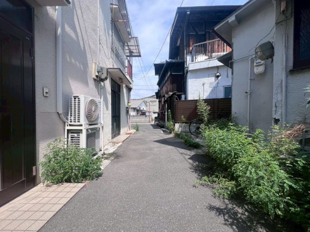 東大阪市吉松2丁目　古家付土地の前面道路含む現地写真|前面道路幅員は2.2ｍです。（再建築時要道路後退）