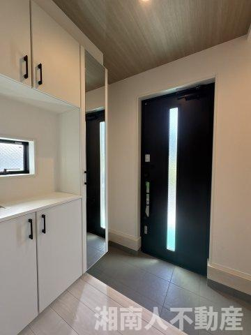 平塚市千石河岸　新築一戸建ての玄関|ゆったりとした玄関です