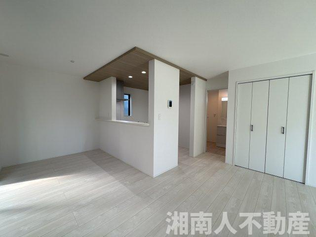 平塚市千石河岸　新築一戸建ての居間・リビング|ゆったりとしたリビングです