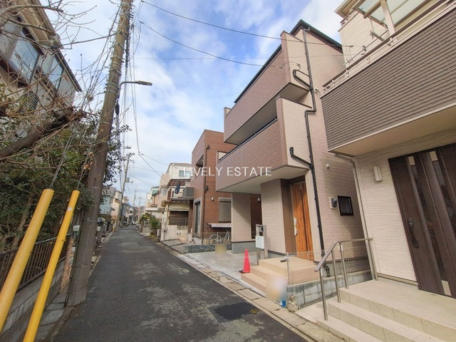 草加市金明町 新築分譲住宅の前面道路含む現地写真