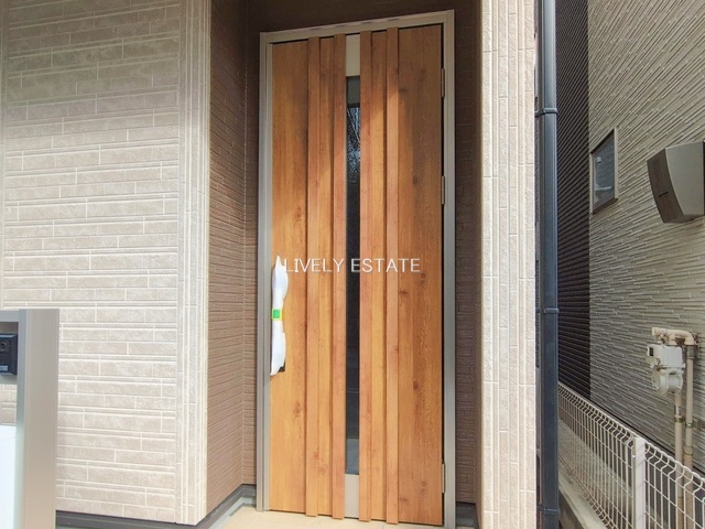 草加市金明町 新築分譲住宅の玄関