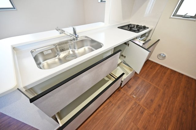 リーブルガーデン南野6丁目新築一戸建て│3LDK+並列駐車2台可のキッチン|ワークトップは十分な広さがあるW2550タイプ。調理台下いっぱいに収納を設け、包丁のホルダーや調味料専用の引き出しも備えています。
