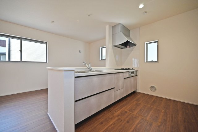 リーブルガーデン南野6丁目新築一戸建て│3LDK+並列駐車2台可のキッチン|1階キッチンユニット越しに撮影した内観写真です。 キッチンに小窓が設けており、調理で煙だらけになってもすぐに換気できます。