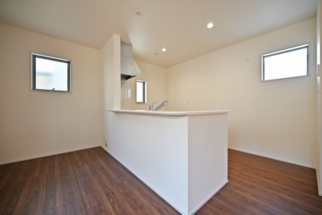 リーブルガーデン南野6丁目新築一戸建て│3LDK+並列駐車2台可のキッチン|対面式キッチンなど、子どもの成長とともに少なくなりがちな家族間のコミュニケーションが必然的にとれる間取りづくりも魅力のひとつです。