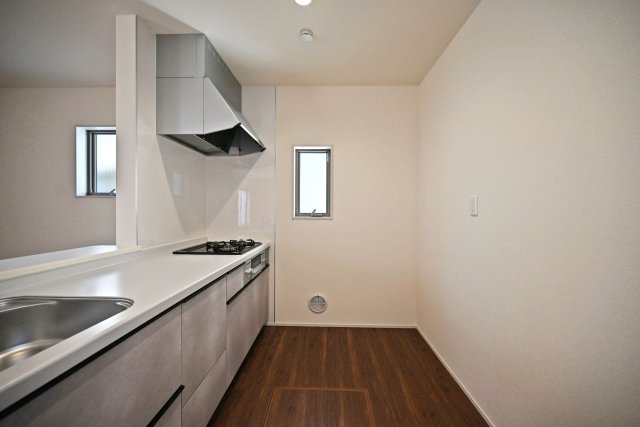 リーブルガーデン南野6丁目新築一戸建て│3LDK+並列駐車2台可のキッチン|1階キッチンにはお好みのカップボードや500L以上の家庭用冷蔵庫を配置しても作業スペースが十分に確保できる広さと奥行で設計しています。