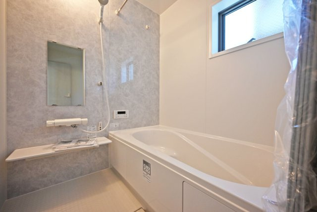 リーブルガーデン南野6丁目新築一戸建て│3LDK+並列駐車2台可の浴室|1階浴室の内観写真です。浴室暖房乾燥機付きのユニットバス。1坪超の小窓付きで広々としており、1日の疲れをしっかり癒せる空間となっております。