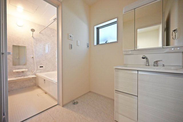 リーブルガーデン南野6丁目新築一戸建て│3LDK+並列駐車2台可の独立洗面台|1階洗面台は3面鏡裏収納付きのドレッサーを採用しています。小窓も設けているため、電気乾燥機等によりこもる湿気もしっかり排出できます。