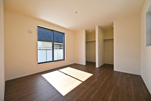 リーブルガーデン南野6丁目新築一戸建て│3LDK+並列駐車2台可の洋室|2階主寝室想定の洋室です。 広さは約8帖でクイーンベットの配置も可能です。