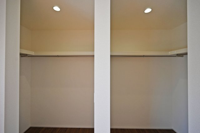 リーブルガーデン南野6丁目新築一戸建て│3LDK+並列駐車2台可の収納|‐主寝室(2F)- 上部にダウンライトが配置されたWICLが備えており、豊富な収納量です。