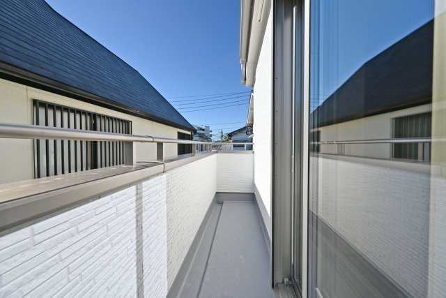 リーブルガーデン南野6丁目新築一戸建て│3LDK+並列駐車2台可のバルコニー|2階主寝室側に面した南面バルコニー。