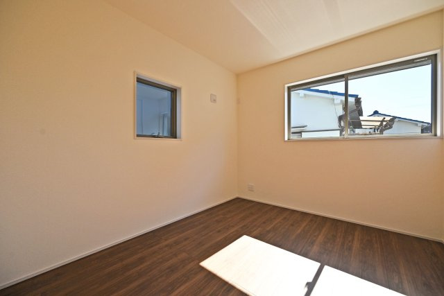 リーブルガーデン南野6丁目新築一戸建て│3LDK+並列駐車2台可の洋室|-洋室約5.2帖(2F)-