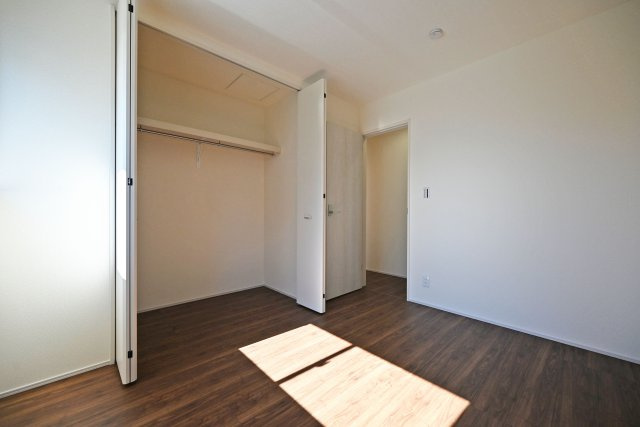 リーブルガーデン南野6丁目新築一戸建て│3LDK+並列駐車2台可の収納|-洋室約5.2帖(2F)-