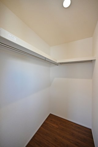 リーブルガーデン南野6丁目新築一戸建て│3LDK+並列駐車2台可の収納|-洋室約6帖(2F)-上部にダウンライトが配置されたWICLが備えており、豊富な収納量です。