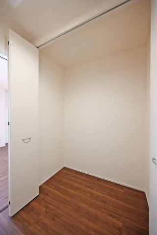 リーブルガーデン南野6丁目新築一戸建て│3LDK+並列駐車2台可の収納|1階廊下部分の収納庫内の内観写真です。
日用品や掃除用品、アウトドアグッズなど幅広く収納して頂けます。