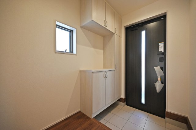 リーブルガーデン南野6丁目新築一戸建て│3LDK+並列駐車2台可の玄関|1階玄関をホール側から撮影した内観写真です。 シンプルな玄関扉にシューズボックスを配置したオーソドックスな玄関です。