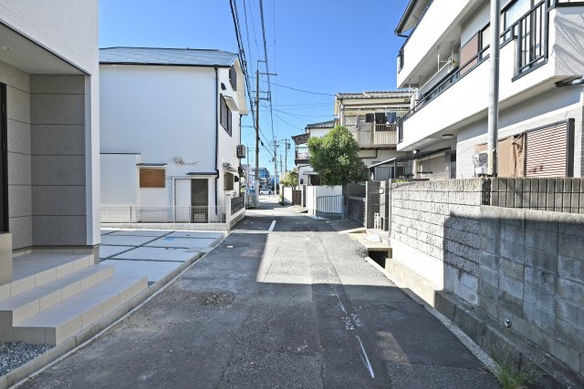 リーブルガーデン南野6丁目新築一戸建て│3LDK+並列駐車2台可の前面道路含む現地写真|前面道路は北側に約3.2ｍ幅です。