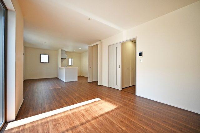 リーブルガーデン南野6丁目新築一戸建て│3LDK+並列駐車2台可の居間・リビング|1階LDKの内観写真です。 LDKは約20帖でゆとりある広さです。 インテリア配置に困らない間取り設計に加え、お子様のいる世帯に必要な部屋数を備えた物件です。