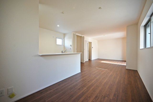 リーブルガーデン南野6丁目新築一戸建て│3LDK+並列駐車2台可の居間・リビング|1階LDKをダイニング側から撮影した内観写真です。 ダイニングは「誰かが座っても通行の邪魔にならない」ストレスフリーの広さを確保。キッチンからの配膳効率も良いのが魅力です。