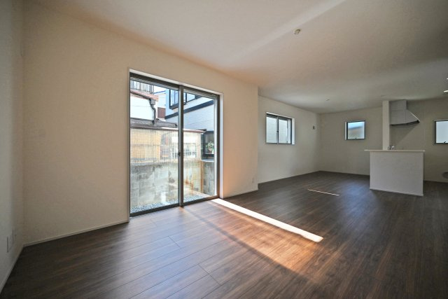 リーブルガーデン南野6丁目新築一戸建て│3LDK+並列駐車2台可の居間・リビング|1階LDKの内観写真です。対面式キッチンで家族同士のつながりを感じやすい設計を基調としています。 1階に水回りが配置されている為、家事動線良好です。