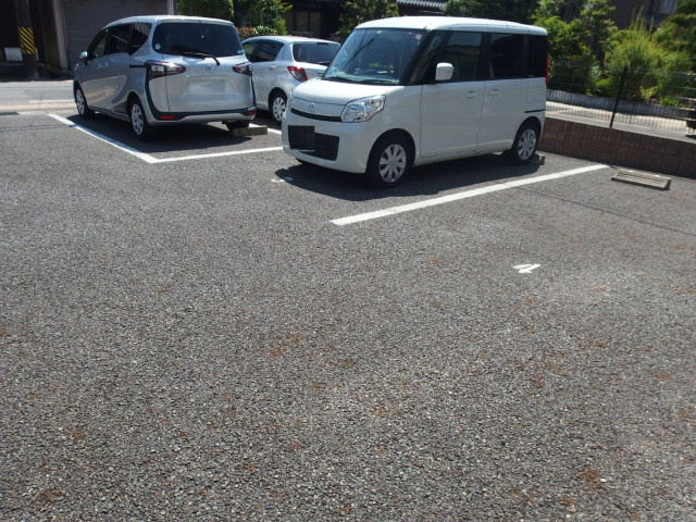 アンプルール　リーブル　ＥＡＳＴの駐車場