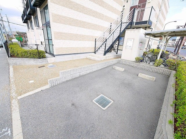レオパレス大宮の駐車場|駐車場があるので、車を買う予定の方も安心です