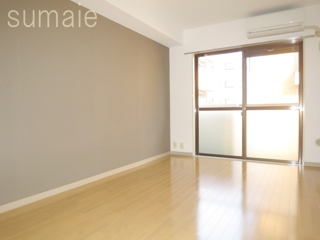 廣田８８の居間・リビング|アクセントクロスがオシャレな６帖の洋室です♪