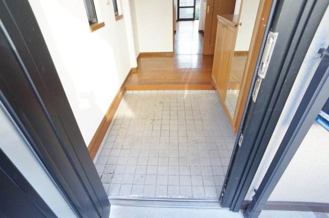 末成町テラスハウスの玄関