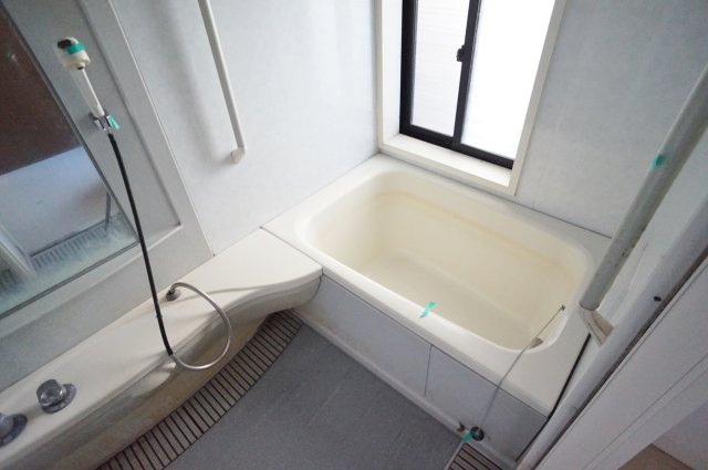 末成町テラスハウスの浴室