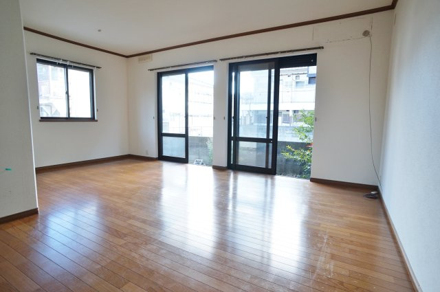 末成町テラスハウスの居間・リビング