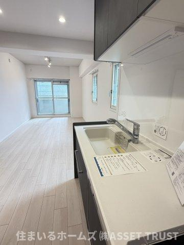 初台スカイレジテルのキッチン|キッチンからリビング