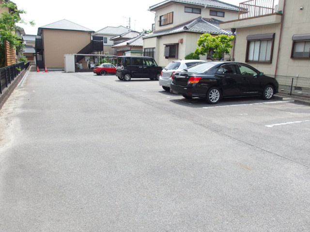 アンプルール　リーブル　リベルテⅡの駐車場