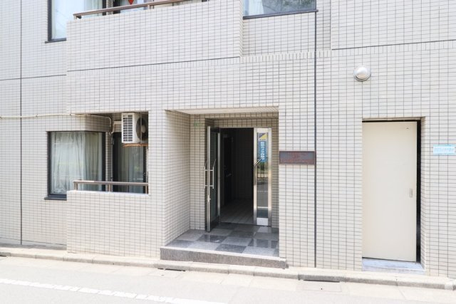 フェルテロアール祐天寺のエントランス