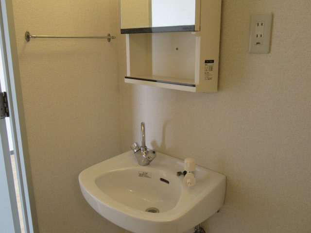 兵庫県公社　芦屋浜高層（高浜）２号棟の洗面所|スペースが確保できる洗面所です