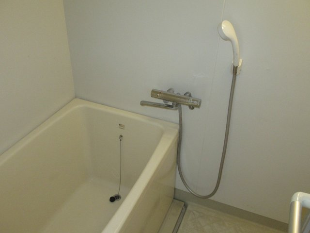 兵庫県公社　芦屋浜高層（高浜）２号棟の浴室|ゆったり過ごせるお風呂です