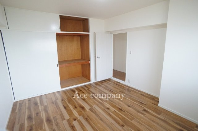 【寝室】 | シャルム湯里 | 【洋室7.5帖】大容量の収納完備です♪