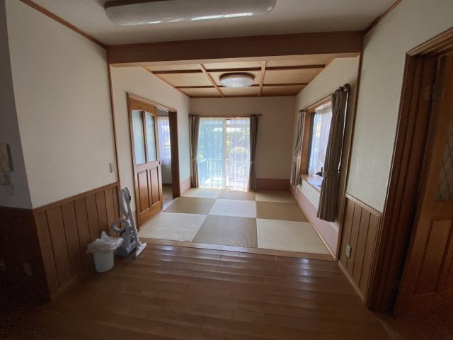 土佐市新居　中古戸建ての玄関