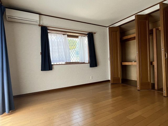 土佐市新居　中古戸建ての洋室