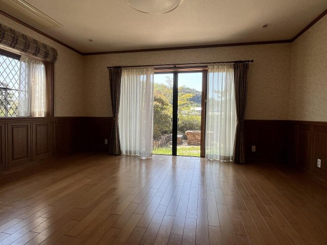 土佐市新居　中古戸建ての居間・リビング