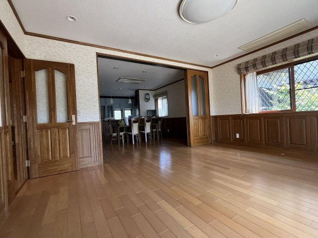 土佐市新居　中古戸建ての居間・リビング