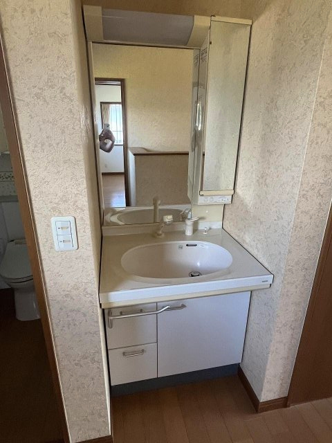 土佐市新居　中古戸建ての独立洗面台