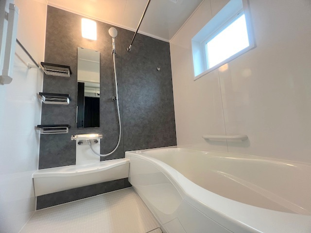 ◎高座郡寒川町小動　新築戸建の浴室|アクセントパネルがおしゃれな空間を演出☆一日の疲れを癒せる心地の良い空間です◇