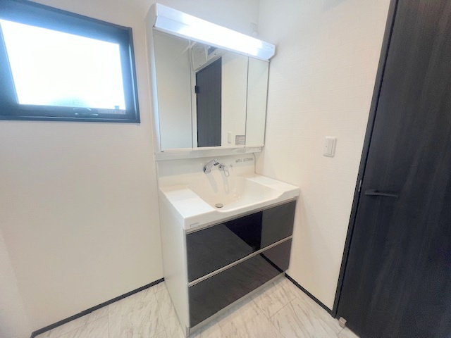◎高座郡寒川町小動　新築戸建の独立洗面台|三面鏡の内側には小物収納が充実しています◇