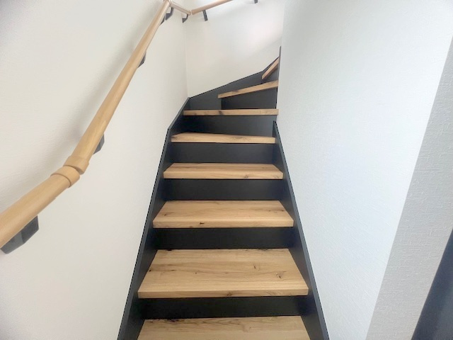 ◎高座郡寒川町小動　新築戸建の内装|手すり付きの階段☆