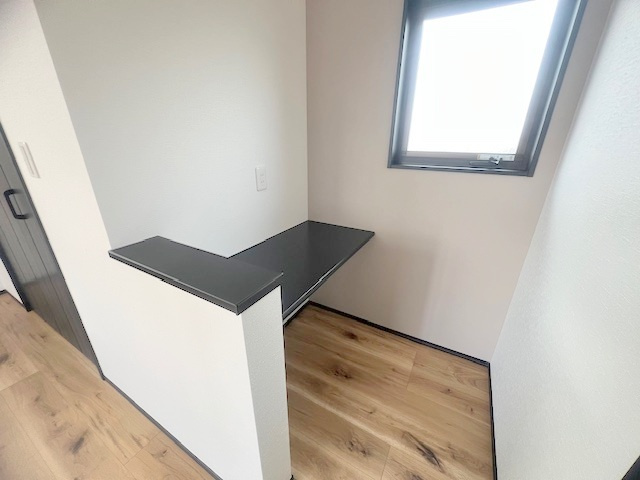 ◎高座郡寒川町小動　新築戸建の内装|洋室7帖のフリースペース◇書斎スペースやリモートワークなどにもお使いいただけます♪