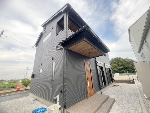 ◎高座郡寒川町小動　新築戸建の外観|重厚感のあるダークトーンの外観に木目の玄関のアクセントが映えるスタイリッシュな住宅です◇