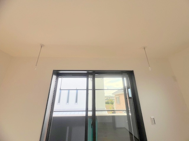 ◎高座郡寒川町小動　新築戸建の設備|洋室7帖にはホスクリーンがついています◇室内干しや、急な雨でお洗濯物を取り込んだりがスムーズに行えます♪