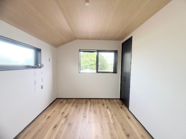 ◎高座郡寒川町小動　新築戸建の洋室|洋室6帖◇天井が木目調になっていて温かみを感じられるお部屋です◇